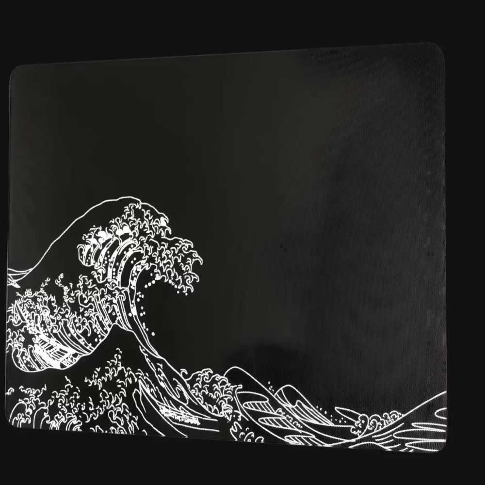 Tapis souris ArcticGrid Pro Kanagawa Noir - Vague japonaise sur fond noir, verre trempé antidérapant pour setups gaming audacieux.