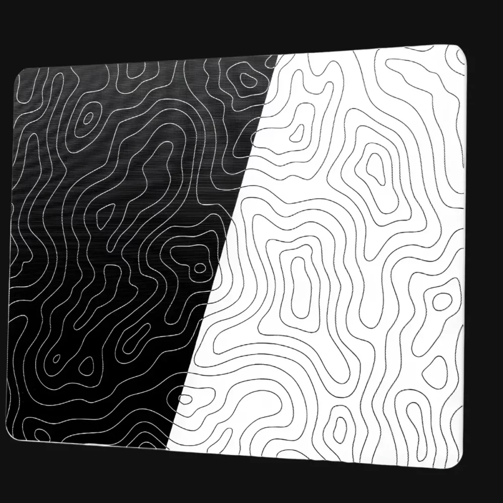 Tapis souris ArcticGrid Pro Topographique Noir et Blanc - Design cartographique en verre trempé, surface antidérapante pour gaming ou bureau.